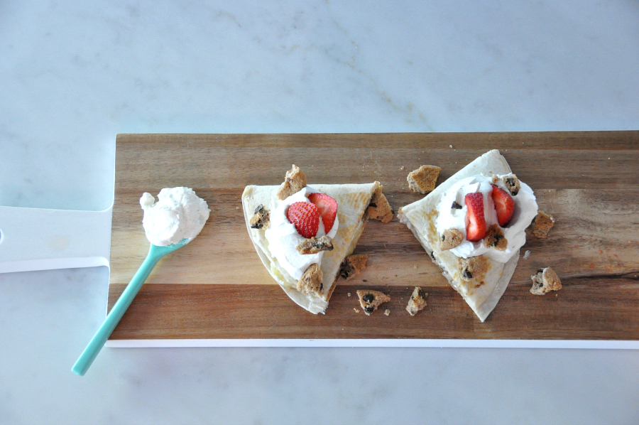 Dia del niño! Sweet Plantain Quesadilla Recipe #ConMasSabor add choppe chips ahoy strawberry slices